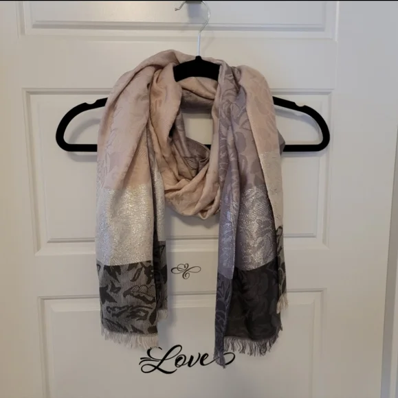 Scarfs - Picture 4 of 13